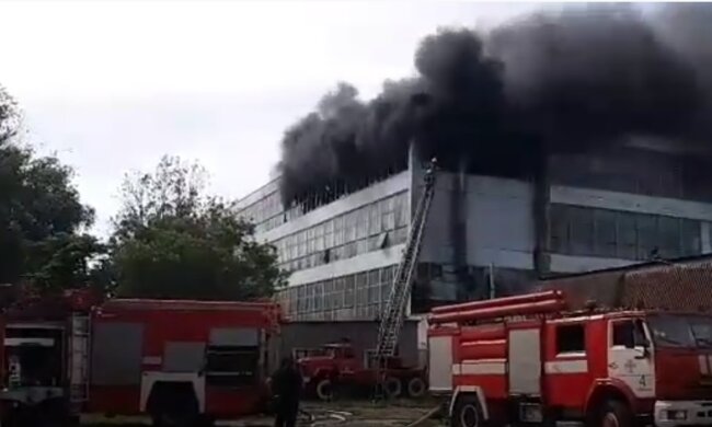 Запорожье окутано черным дымом: люди закрыли окна, спасатели работают на износ (фото)