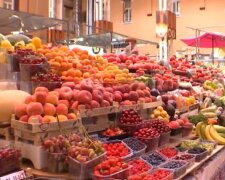 Фрукты и овощи на рынке. Фото: скриншот YouTube