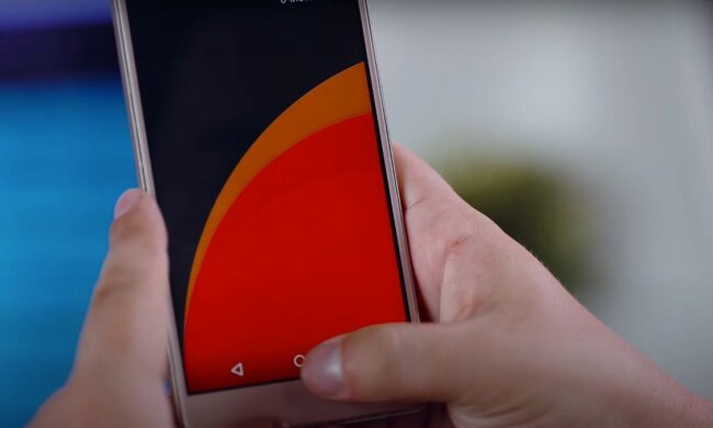 Смартфон. Фото: YouTube, скрин