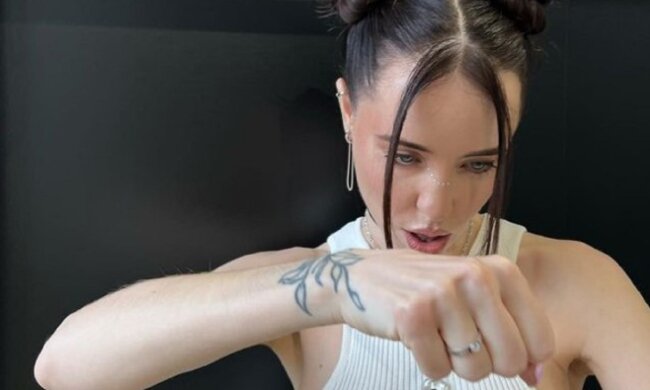 Вязаный топик ей явно мал: Надя Дорофеева порадовала поклонников шикарным нарядом без белья