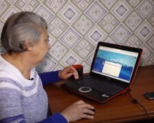 Пенсионерка за компьютером. Фото: скриншот YouTube-видео