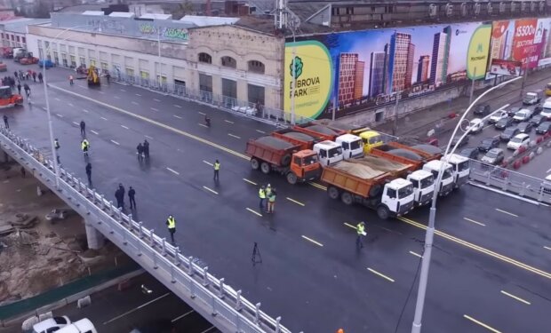 Киев замер в пробках: в столице опять перекрыли Шулявский путепровод - снова устал