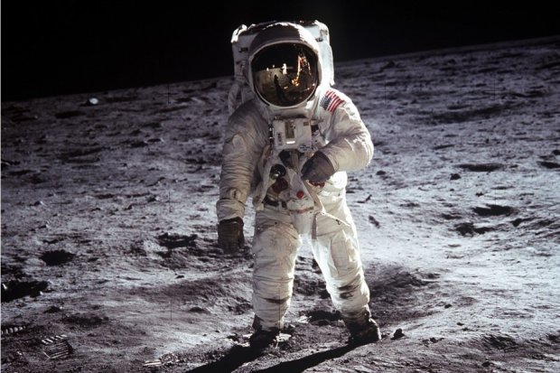NASA впервые показало настоящие фотографии высадки человека на Луну