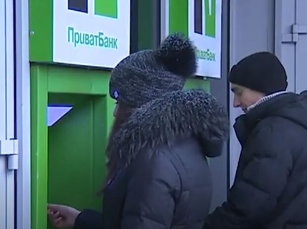 Банкомат ПриватБанка. Фото: скриншот YouTube-видео