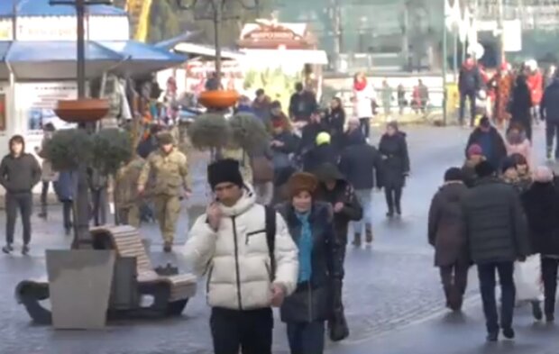 Люди в Украине. Фото: скриншот YouTube-видео