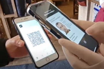 Перевірка документів про вакцинацію. Фото: скріншот YouTube-відео