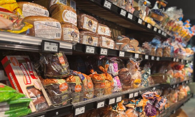 Полиці супермаркету з продуктами та цінниками
