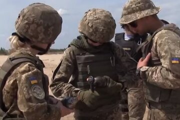 Женщина-военнослужащий. Фото: скриншот YouTube-видео