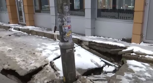 У Києві почав провалюватись асфальт. Фото: скріншот YouTube-відео