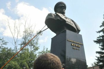 Скандал с памятником Жукову: у Вятровича уже остро ответили Зеленскому