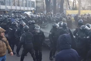 Майдан начнется сегодня: Раду уже взяли в осаду - полиция еле сдерживает людей. Фото