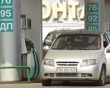 Цены на бензины продолжают снижаться, фото: скриншот с YouTube