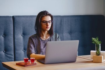 Девушка за компьютером, фото: freepik.com