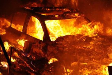 Утро началось не с кофе: на Владимирском спуске сгорел автомобиль.