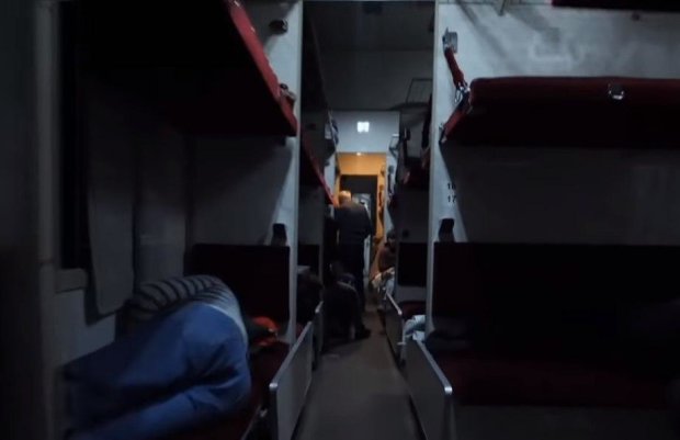 В России с вагона пассажирского поезда сняли китаянку с подозрением на коронавирус. Фото: скрин ТСН