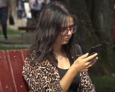 Дівчина користується смартфон. Фото: скріншот YouTube-відео