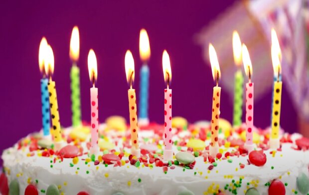 Торт на день рождения. Фото: скриншот YouTube-видео
