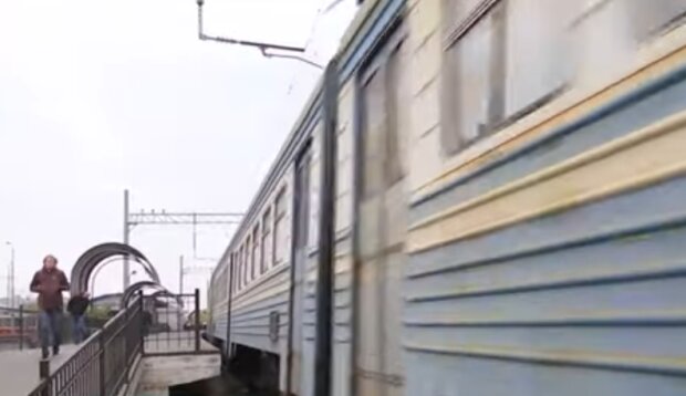 "Укрзализныця" запустила пригородные поезда. Фото: youtube