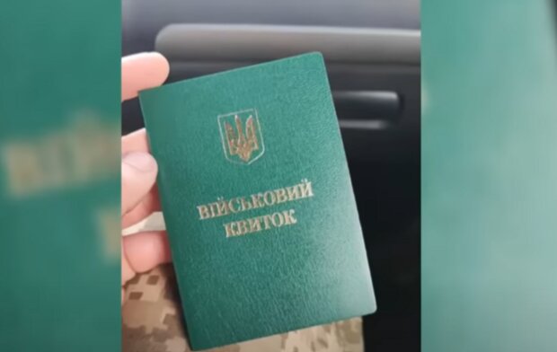Військовий квиток. Фото: скрін відео