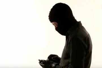 Instagram и Facebook наводнили аферисты. Фото: YouTube