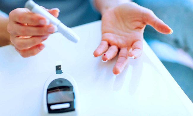 Измерение уровня сахара в крови. Фото: Уфонд