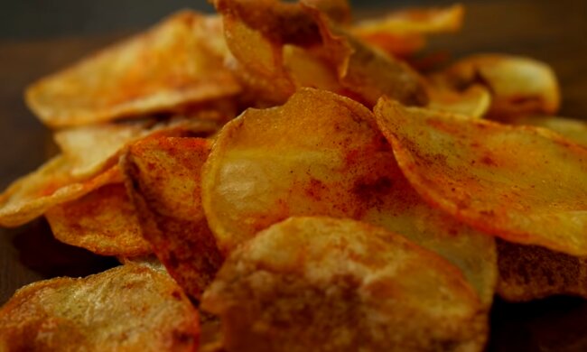 Домашние картофельные чипсы. Фото: YouTube