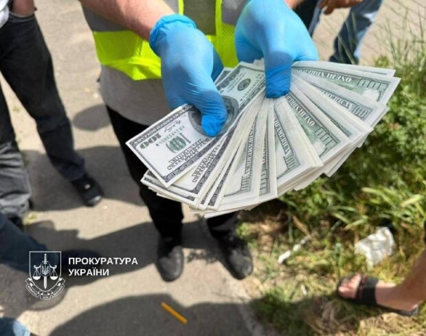 Задержание киевлянина за взятку $10 000