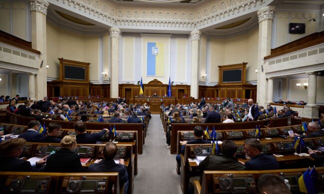 Рада дозволила збільшити зарплати чиновникам – зростуть до 90%. Фото: Telegram