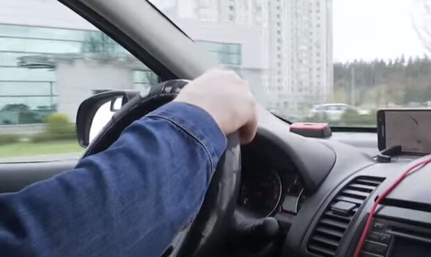 Керування авто. Фото: скріншот YouTube-відео