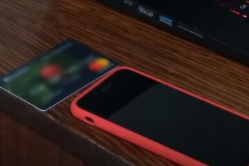 Банківська картка. Фото: скріншот YouTube-відео