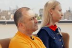 Виктор Павлик с женой. Фото: скриншот YouTube.