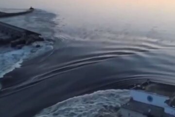 Каховская ГЭС подорвана врагом. Фото: скриншот Telegram-видео