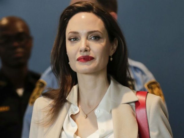 Ролик где Анджелина Джоли позирует голой в рекламе известного бренда уже набрал миллион просмотров. Ох, красотка!