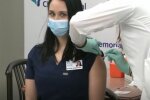 Медсестра Тиффани Довер получает вакцину. Фото: скриншот 9ABC.