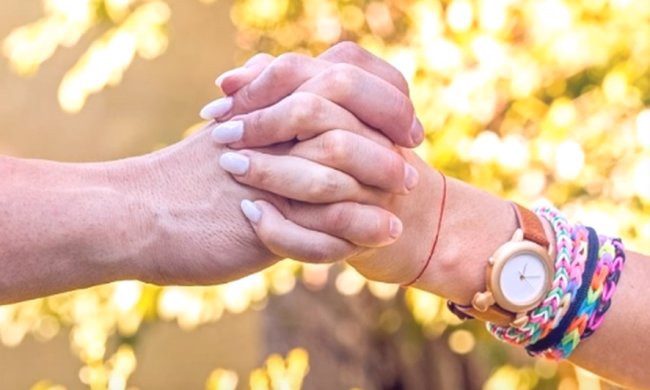 Сплетение рук. Фото: скриншот YouTube