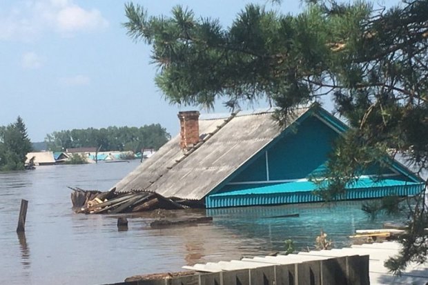 Воды по крыши: появились фото ужасного наводнения в РФ, накрыло весь город