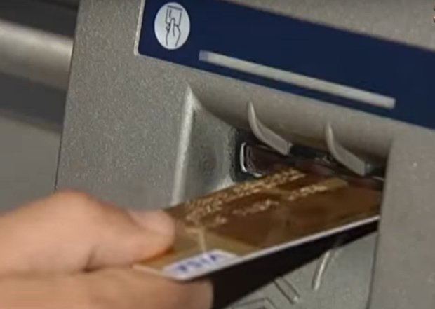 Банкомат, банківська картка. Фото: скриншот Youtube-відео