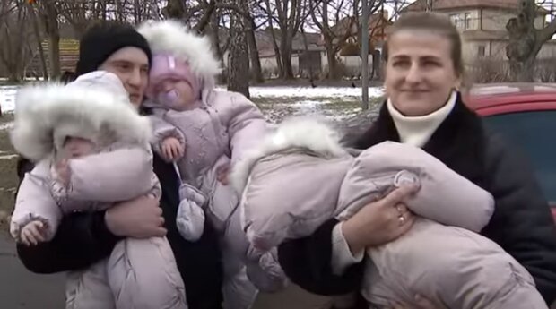 Родители с тройней в Украине. Фото: скриншот YouTube-видео