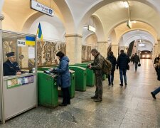 київ метро пасажири турнікет проїзд