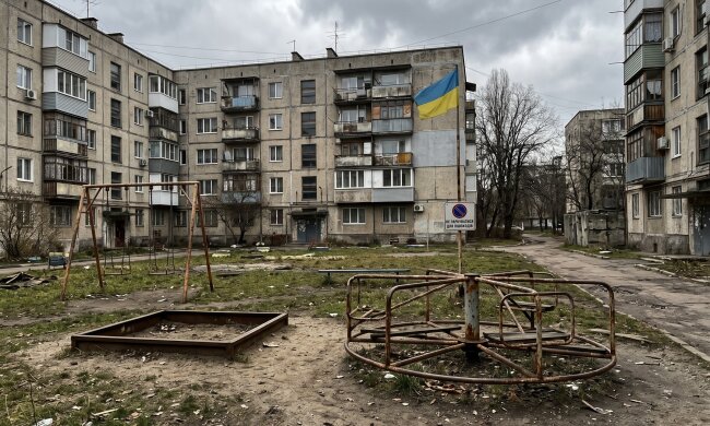 занедбаний дитячий майданчик іржа карусель пісочниця