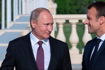 Новое предательство Европы: Макрон пообещал Путину посетить парад 9 мая. Детали скандала