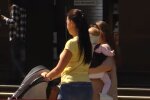 Девушка с ребенком. Фото: скриншот YouTube-видео