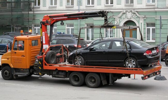Будут эвакуировать каждое авто: в Киеве перекроют целую улицу, парковаться не стоит