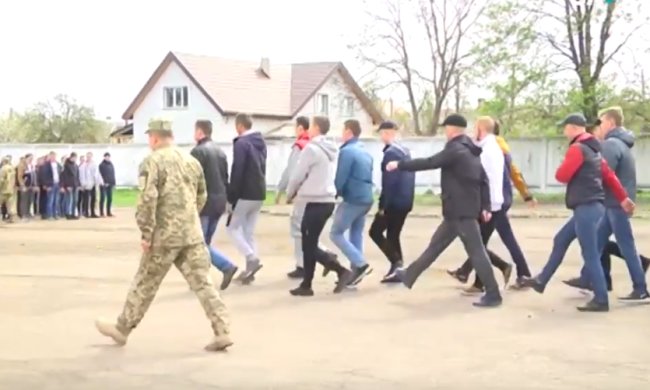 Призывники, фото: скриншот с youtube