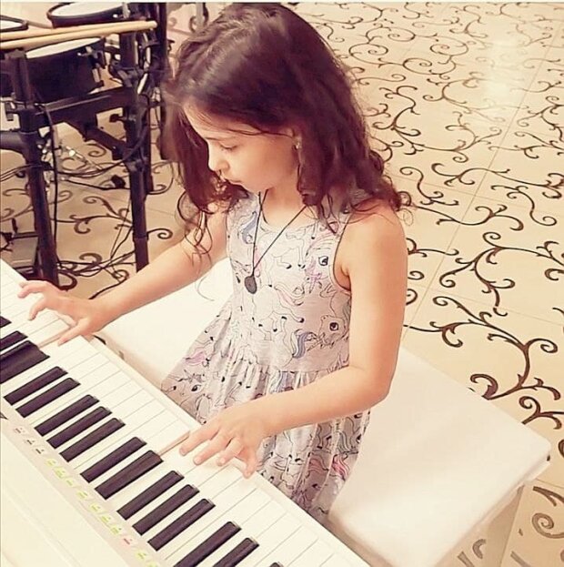 Мірабелла грає на піаніно. Фото: скріншот Instagram.