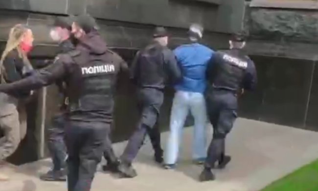 Задержание активиста под ОП. Фото: скрин Pavlovsky News
