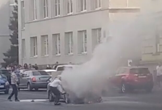В Харькове горели автомобили. Фото: скриншот YouTUbe