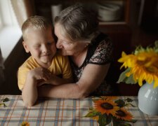 Пенсіонерам розповіли, як отримати надбавку за онуків. Фото: скрін YouTube