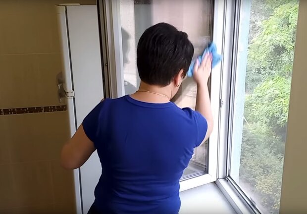 Миття вікон. Фото: скріншот YouTube-відео