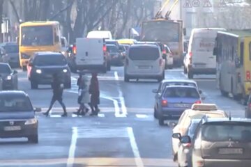 Автомобили на дороге. Фото: скриншот YouTube-видео